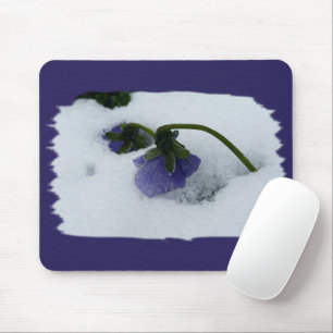Paarse pansie op sneeuw muismat
