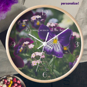 Paarse pansies en roze vergeet-me-nots