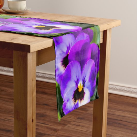 Paarse Pansy Butterfly Table Runner Korte Tafelloper (Voorbeeld)