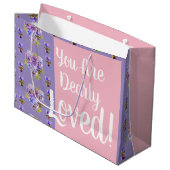 Paarse Pansy floral You are Dearly Loved Gift Bag Groot Cadeauzakje (Voorkant Gekanteld)