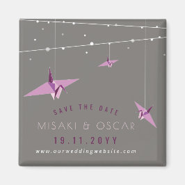 Paarse papieren kranen en sprookjeslichten bewaren magneet