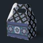 Paarse paraplu & harten .7 bedankdoosjes<br><div class="desc">Een nogal gotisch patroon in donkerpaars op een zwarte achtergrond, met een paar lichtere accenten: een 7-panelen kantwerkparaplu-patroon met 7 paarse harten, op verschillende manieren samengesteld voor een mysterieuze, romantische look. (💜 sommigen van jullie zien ook aan de paarse kleur en de 7 dat ik een fan ben van een...</div>