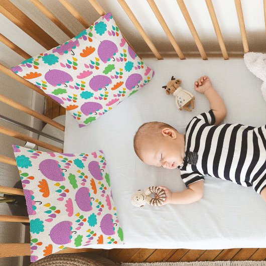 Paarse paraplu's met wolken en regendruppels kussen