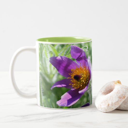 Paarse Pasque Flower Personalized Tweekleurige Koffiemok (Met donut)