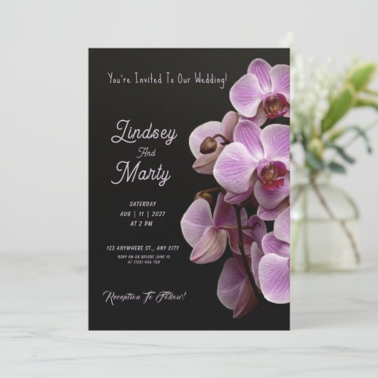 Paarse passie: Elegant Paarse orchideeën bruiloft Kaart (Staand voorkant)