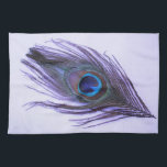 Paarse Peacock-doezelaar op Paarse keukenhanddoek<br><div class="desc">Een pauw met de paarse tonen op een lichte paarse achtergrond.</div>