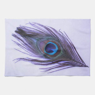 Paarse Peacock-doezelaar op Paarse keukenhanddoek