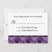 Paarse Peacock Feathers RSVP Weddenschapskaart (Achterkant)