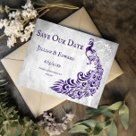 Paarse Peacock Leaf Vine Save the Date Aankondiging<br><div class="desc">Personaliseer een unieke huwelijksaankondiging met een Paarse Peacock Leaf Vine Save the Date. Het aankondigingsontwerp heeft een lichtgrijze grunge-achtergrond met een levendige paarse pauw met een botanische verfraaiing van wijnstokken en tekst die u kunt personaliseren met uw trouwdatum. Extra opslaan van de datum aankondiging beschikbaar voor dit ontwerp in een...</div>