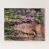 Paarse penstemon en roestige oude melkblik foto legpuzzel (Horizontaal)