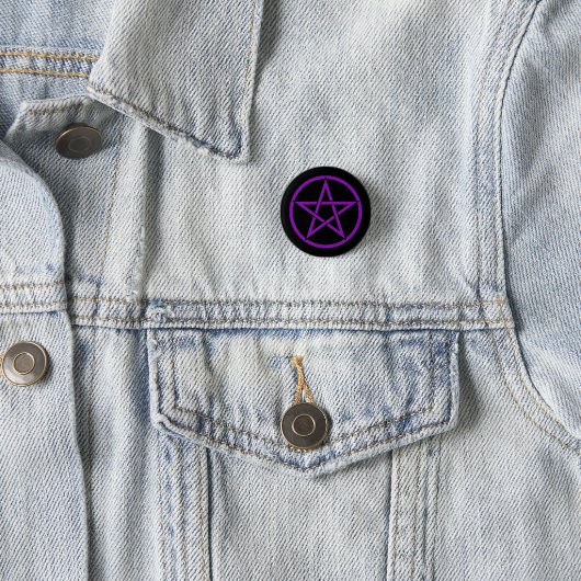 Paarse Pentacle Pentagram Button Badge (In situ)