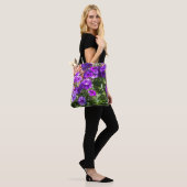 Paarse Phlox-bloemen op een canvas tas (Op model)