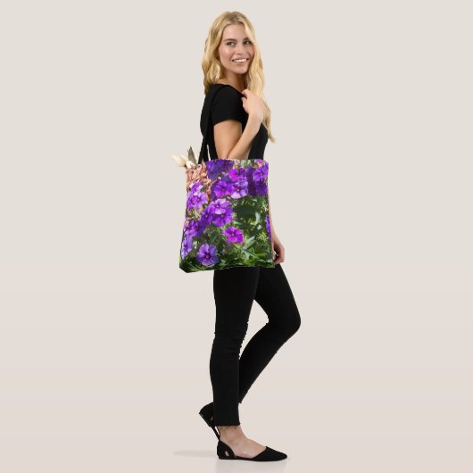 Paarse Phlox-bloemen op een canvas tas (Op model)