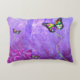Paarse piloot met kleurrijke vlinders decoratief kussen