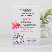 Paarse pinguïns schaatsen verjaardagsuitnodiging kaart (Staand voorkant)