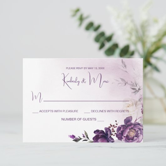 Paarse pioenen bloemenbruiloft RSVP Kaart (Staand voorkant)