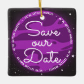 Paarse planet ruimte die onze datum leek te sparen keramisch ornament (Voorkant)