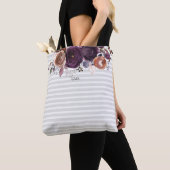 Paarse Plum en Bourgogne Bloemmonogram Tote Bag (Dichtbij)