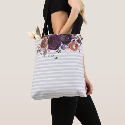 Paarse Plum en Bourgogne Bloemmonogram Tote Bag (Dichtbij)