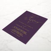 Paarse Plum Gold Foil Monogram minimalistisch huwe Folie Uitnodiging (Gedraaid)