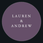 Paarse Plum Modern Wedding Envelope Seals Ronde Sticker<br><div class="desc">Deze trouwenvelopverzegeling/sticker heeft een minimalistische paars-plum achtergrond met witte tekst. Volledig aanpasbaar met uw namen en achtergrondkleur. Voor meer gedetailleerde aanpassing,  klik de "Klik om verder"verbinding aan te passen. Overeenkomende trouwsuite items zijn ook beschikbaar in dit collectie.</div>