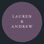 Paarse Plum Modern Wedding Envelope Seals Ronde Sticker<br><div class="desc">Deze trouwenvelopverzegeling/sticker heeft een minimalistische paars-plum achtergrond met witte tekst. Volledig aanpasbaar met uw namen en achtergrondkleur. Voor meer gedetailleerde aanpassing,  klik de "Klik om verder"verbinding aan te passen. Overeenkomende trouwsuite items zijn ook beschikbaar in dit collectie.</div>