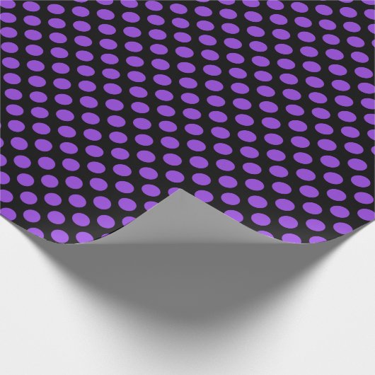 Paarse polawdop op zwart omslagpapier cadeaupapier (Hoek)