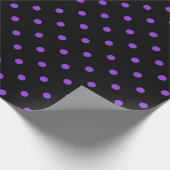 Paarse polawdop op zwarte grote ruimte cadeaupapier (Hoek)