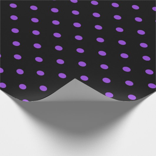 Paarse polawdop op zwarte grote ruimte cadeaupapier (Hoek)