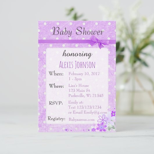 Paarse Polka Dot Bow Girl Baby Shower Uitnodiginge Kaart (Staand voorkant)