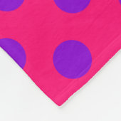 Paarse polka stippen op kersrood fleece deken (Hoek)