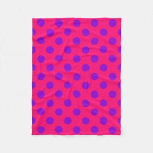 Paarse polka stippen op kersrood fleece deken