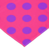 Paarse polka-stippen op kruising tafelkleed (Gekanteld)