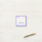 Paarse polka-stippen, schattige sterren en regenbo post-it® notes (Op bureau)