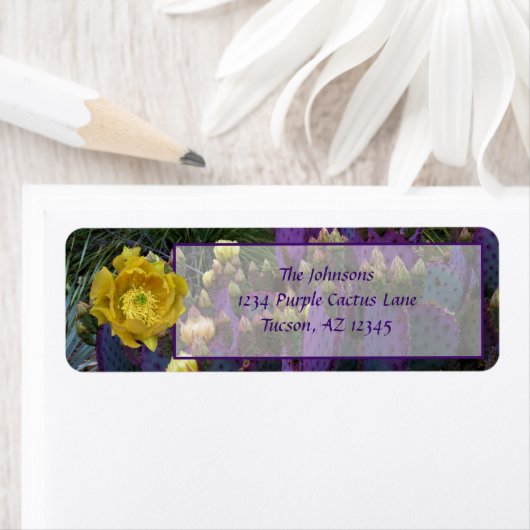 Paarse Prickly Pear Opuntia Cactus Yellow Flowers Etiket (Insitu)