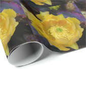 Paarse prikmoes, geelbloemen cadeaupapier (Rol Hoek)