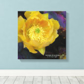 Paarse prikmoes, geelbloemen canvas afdruk (Insitu (Houten vloer))