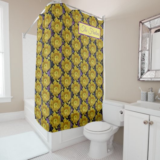 Paarse prikmoes, geelbloemen douchegordijn (In situ)