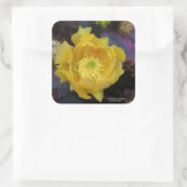 Paarse prikmoes, geelbloemen vierkante sticker (Tas)