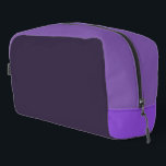 Paarse reis toilettas Murugi Bagsl Toilettasje<br><div class="desc">Of je nu naar de sportschool gaat of licht inpakt voor een weekendje weg, houd je toiletartikelen georganiseerd zonder je eigen persoonlijke stijl op te offeren met onze Dopp Kit Deze iconische reistas is gemaakt van stevig polyester stof met een ritssluiting, zodat alle producten veilig worden opgeborgen. Het compartiment is...</div>