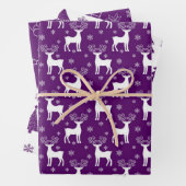 Paarse rendieren, kerstbomen en feestdagen inpakpapier vel (In situ)