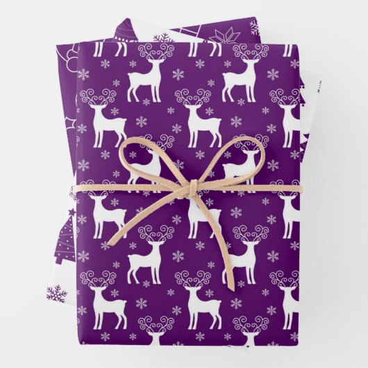 Paarse rendieren, kerstbomen en feestdagen inpakpapier vel (In situ)