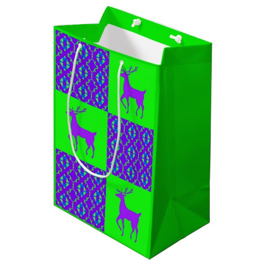 Paarse rendieren medium cadeauzakje (Voorkant Gekanteld)