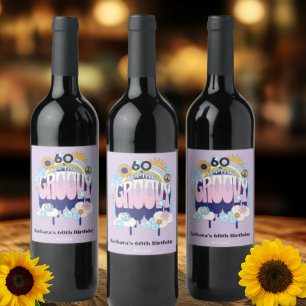 Paarse Retro 60e Verjaardagsfeest met een Groovy V Wijn Etiket