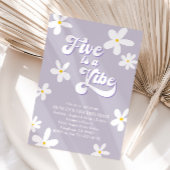 Paarse retro Daisy Five is een vibe verjaardag Kaart