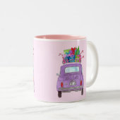 Paarse Retro Fiat 500 met kerstcadeaus Tweekleurige Koffiemok (Voorkant rechts)