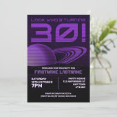 Paarse Retrowave 30e Verjaardagsfeestuitnodiging Kaart (Staand voorkant)