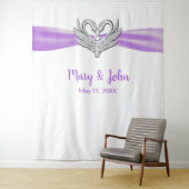 Paarse Ribbon Zilveren Zwanen Huwelijksachtergrond Wandkleed (In situ)
