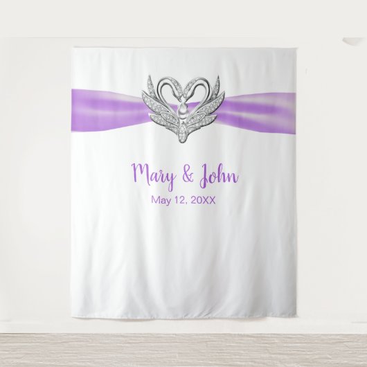 Paarse Ribbon Zilveren Zwanen Huwelijksachtergrond Wandkleed (Voorkant)