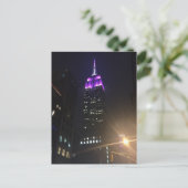 Paarse Rijk NYC Night Skyscraper Briefkaart (Staand voorkant)